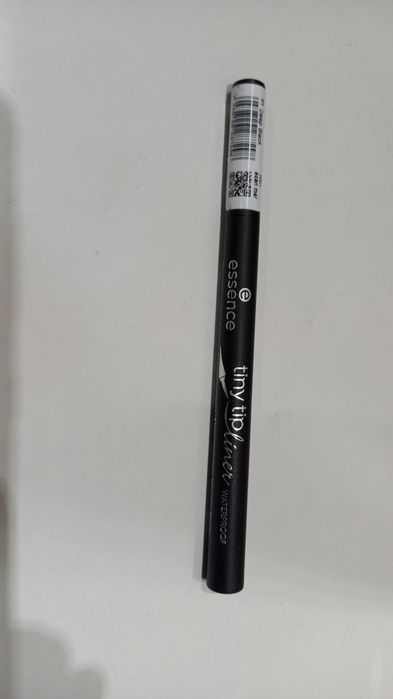 Nowy Wodoodporny eyeliner z ultra cienką końcówką marki "Essence"