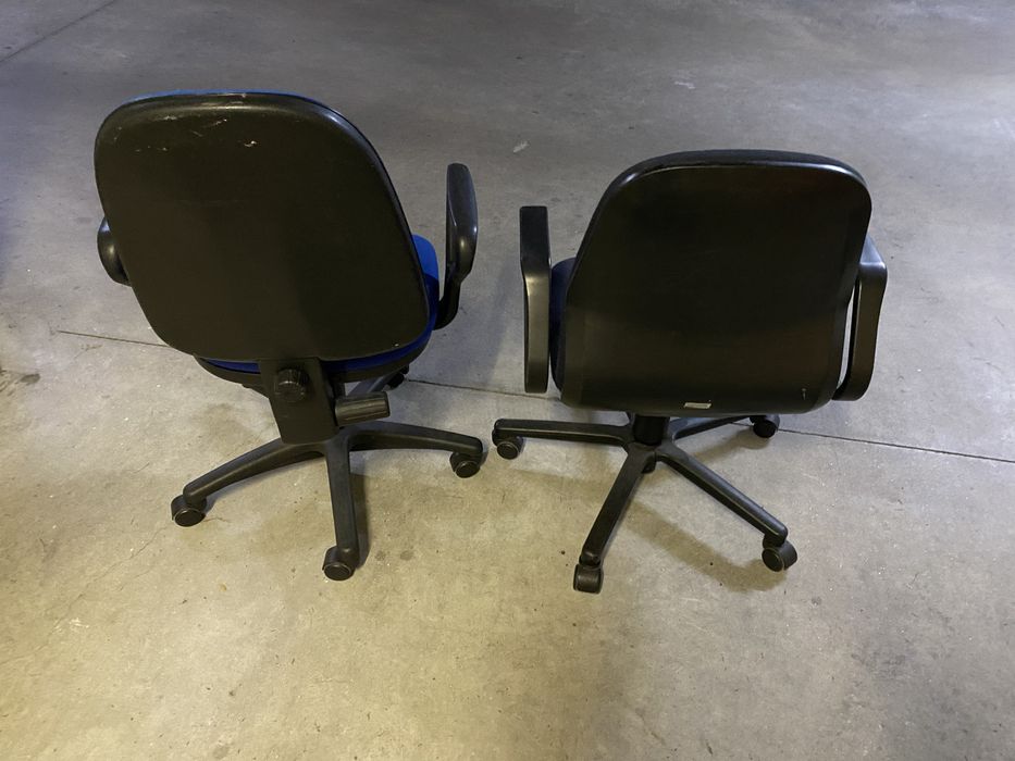 Duas cadeiras de escritorio