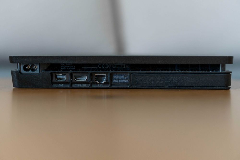 Konsola PS4 Slim 1TB | pad i kable | FW 13.02