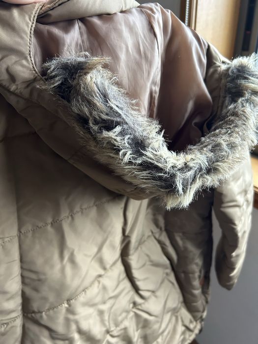 Casaco castanho da Massimo Dutti com pelo e carapuço