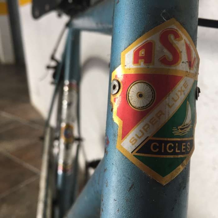 Bicicleta antiga reparada em excelente estado