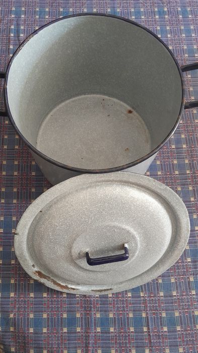 Panela antiga em esmalte