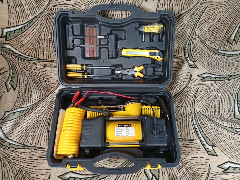 Автомобильный двухпоршневой  компрессор с ремкомплектом.