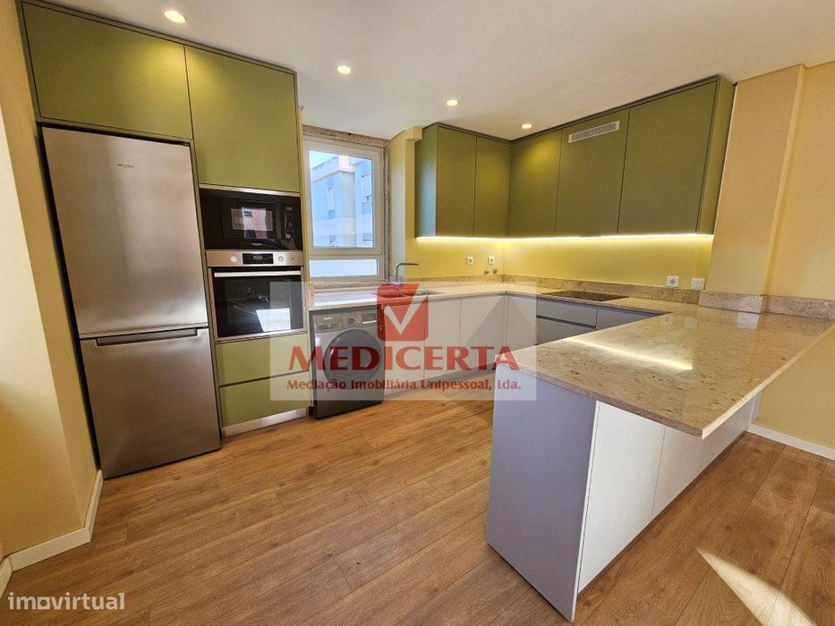 Massamá - Centro T3 Duplex(140m2) Totalmente remodelado — Massamá E Monte Abraão, Lisboa