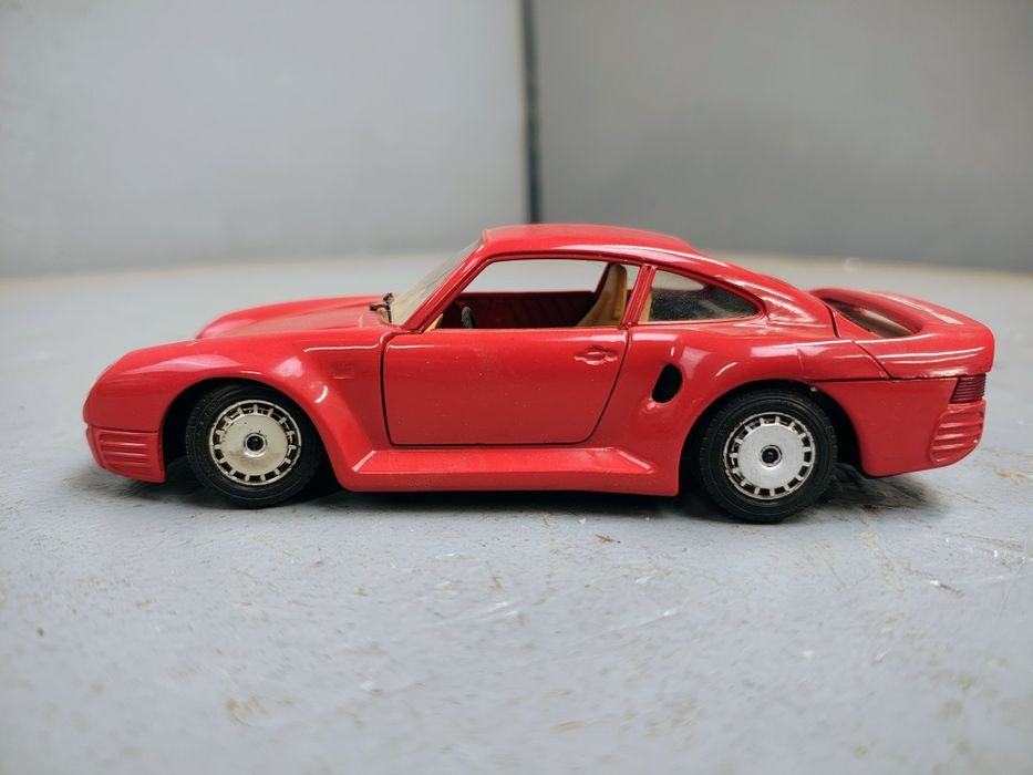 Model Porsche 959 Bburago skala 1:24