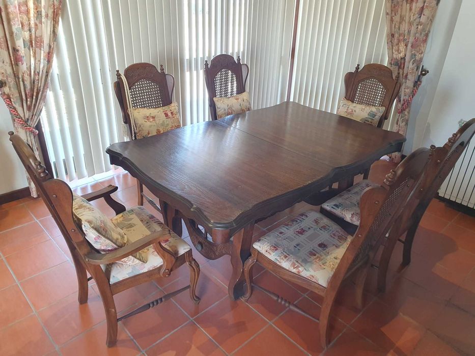Jogo antigo de sala, com cristaleira, aparador, mesa, 4 cadeiras, e 2 cadeiras com braços