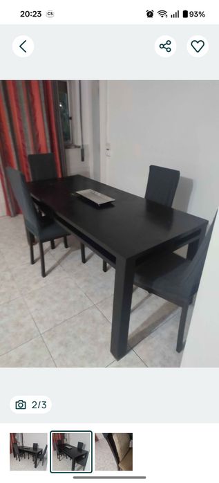 Mesa de jantar com 4 cadeiras pretas