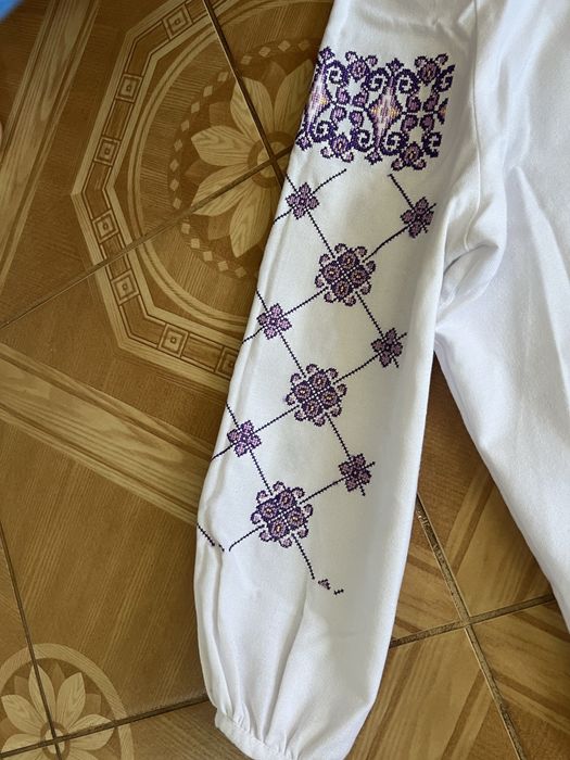 Вишита сорочка для дівчинки як нова.