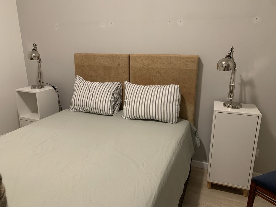 Duas mesas de cabeceira brancas