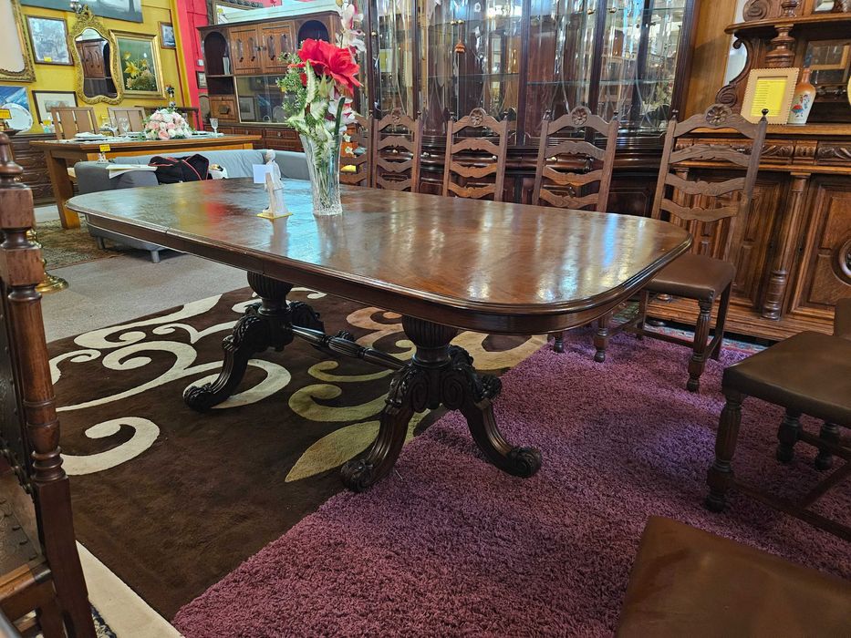 Mesa antiga, extensível - Bom estado geral - Só a mesa as cadeiras são