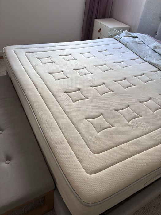 Cama, colchão, banqueta e tapete