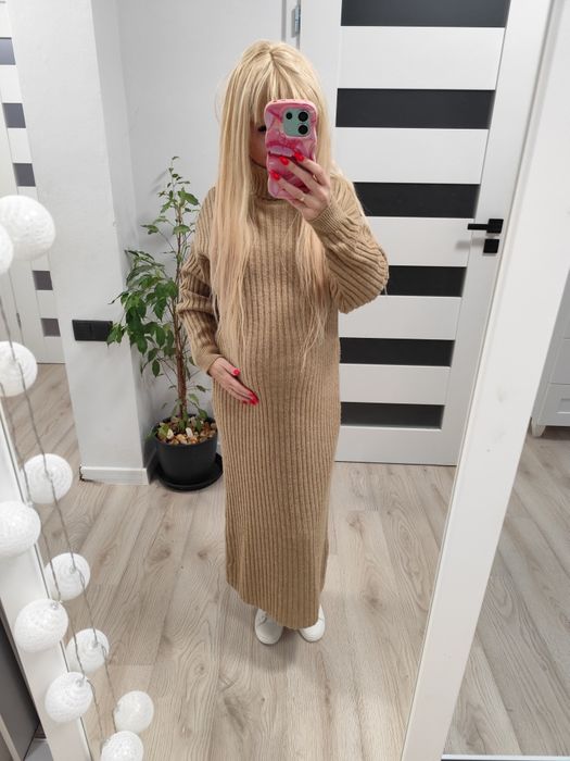 Karmelowa sukienka sweterkowa