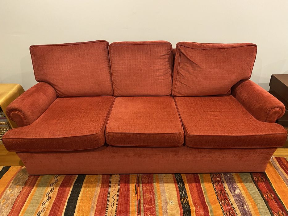 Conjunto: sofá + 2 poltronas + pousa pés.