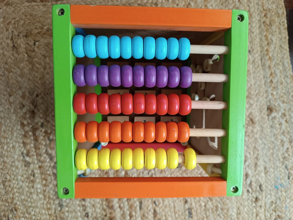 Cubo de atividades para bebés