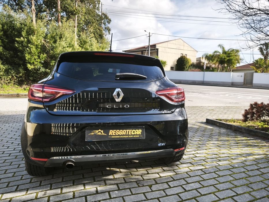 Renault Clio V salvado