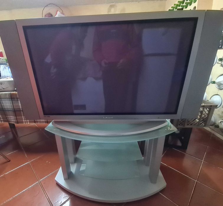 Mesa para TV com prateleiras