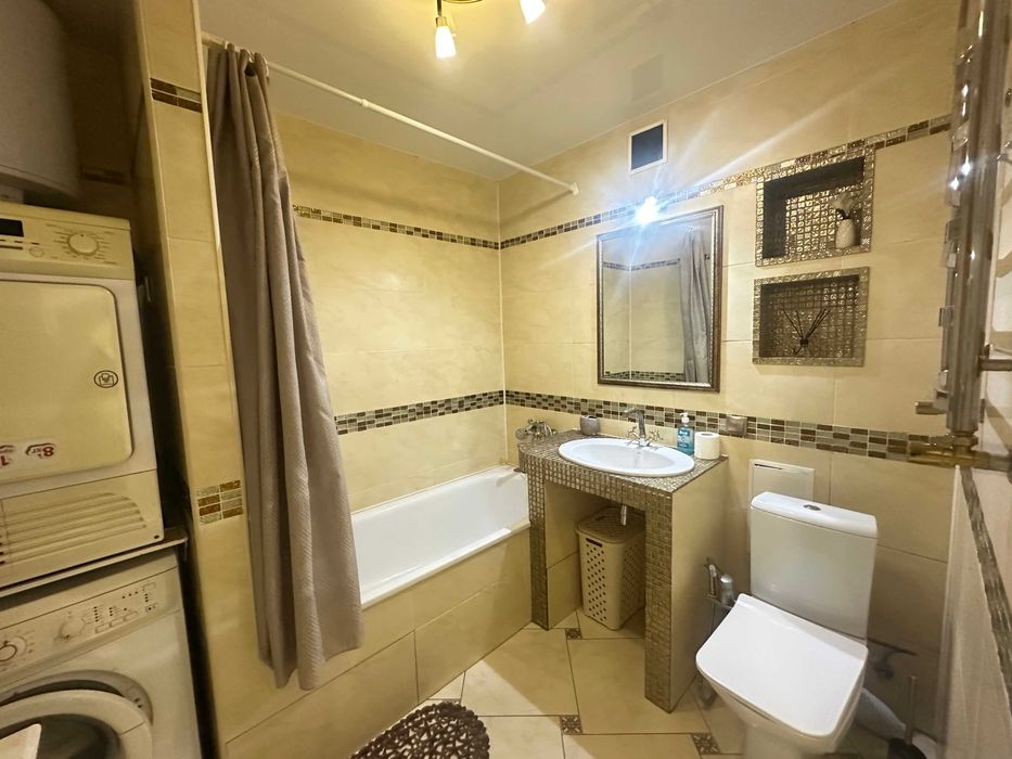 Продам 3-кім. квартиру вул. Марка Безручка 25 / метро Берестейська/