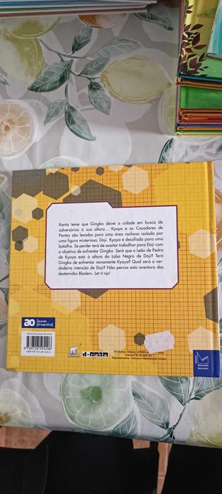 Livro Dinotrux e livro beyblade