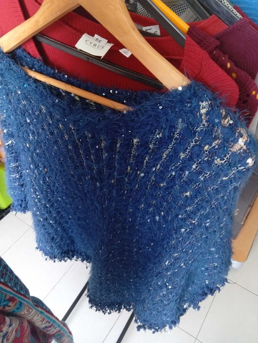 Várias peças de roupa para mulher