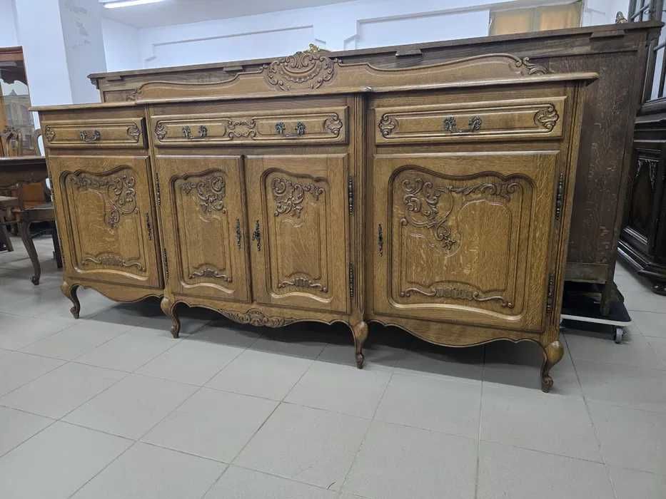 Komplet mebli w stylu ludwikowskim–komoda, witryna i stół z krzesłami