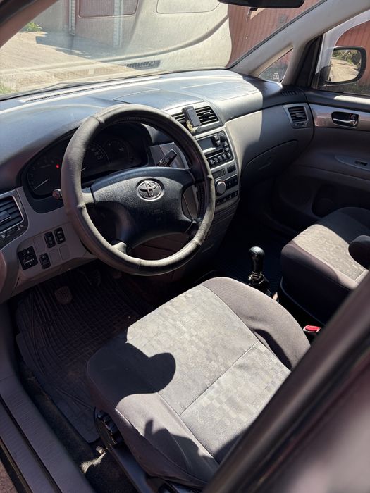 Продаж авто Toyota Avensis Verso