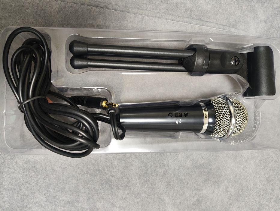 Mikrofon trust na statywie