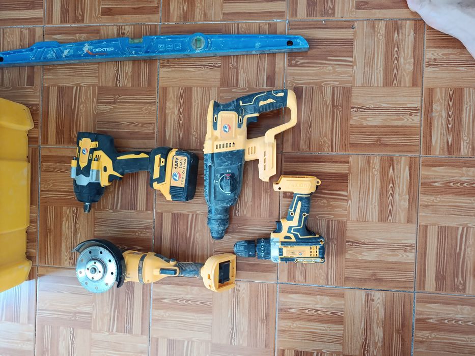 Vendo ferramentas para construção