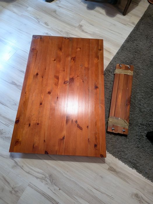 Stół drewniany lakierowany