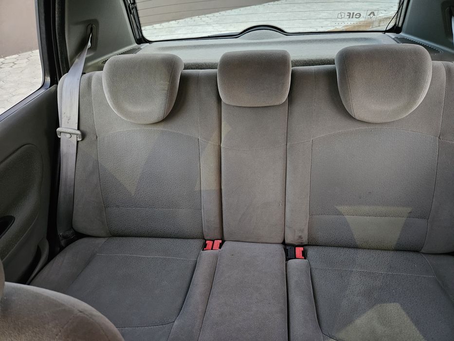 Renault Clio II 1.2 gasolina, nacional, de 2004.