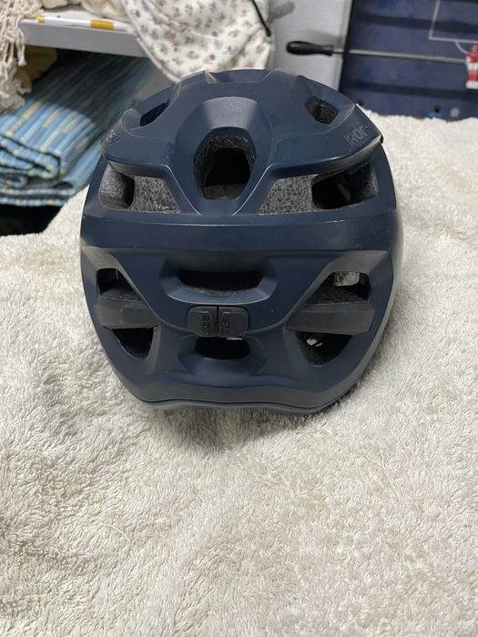 Capacete btt rockrider e capacete de montanha