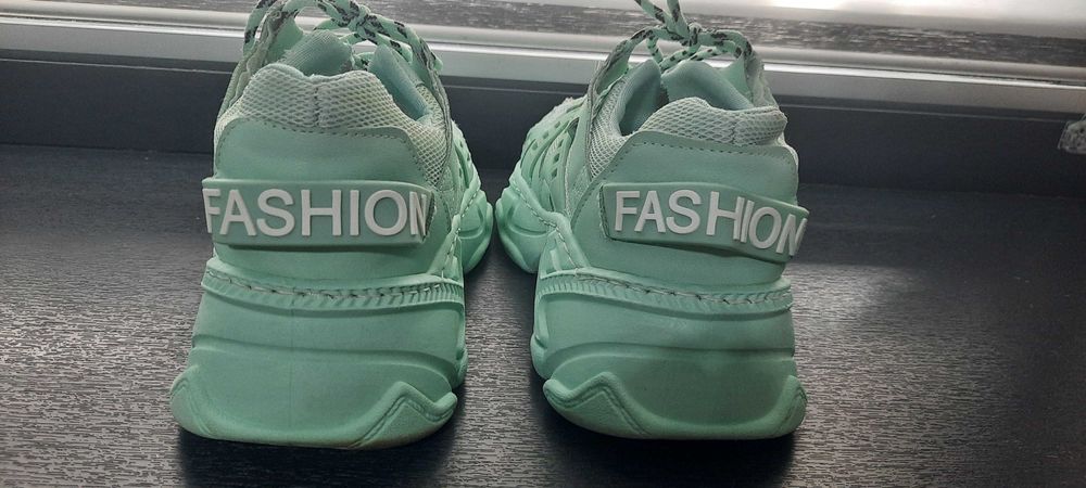 Кроссовки 24.5 см