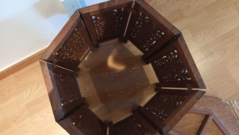 Mesa de centro/apoio/decoração, em madeira maciça toda trabalhada.