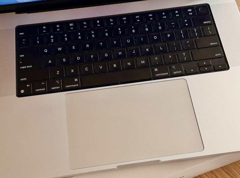 2021 MacBook Pro A2485 16” M1 PRO 16GB 512GB - Komplet, bez blokad