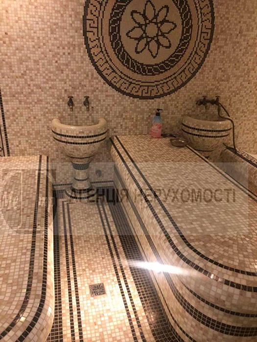 Продається триповерховий будинок.