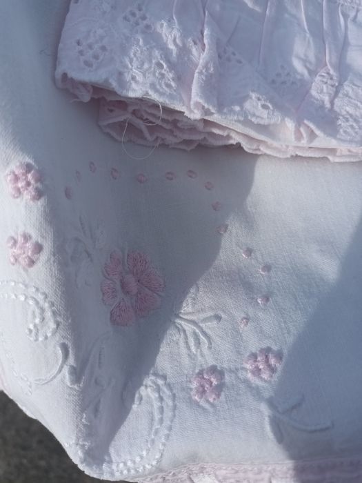 Lençóil e 2 almofadas em algodão com folho e bordado