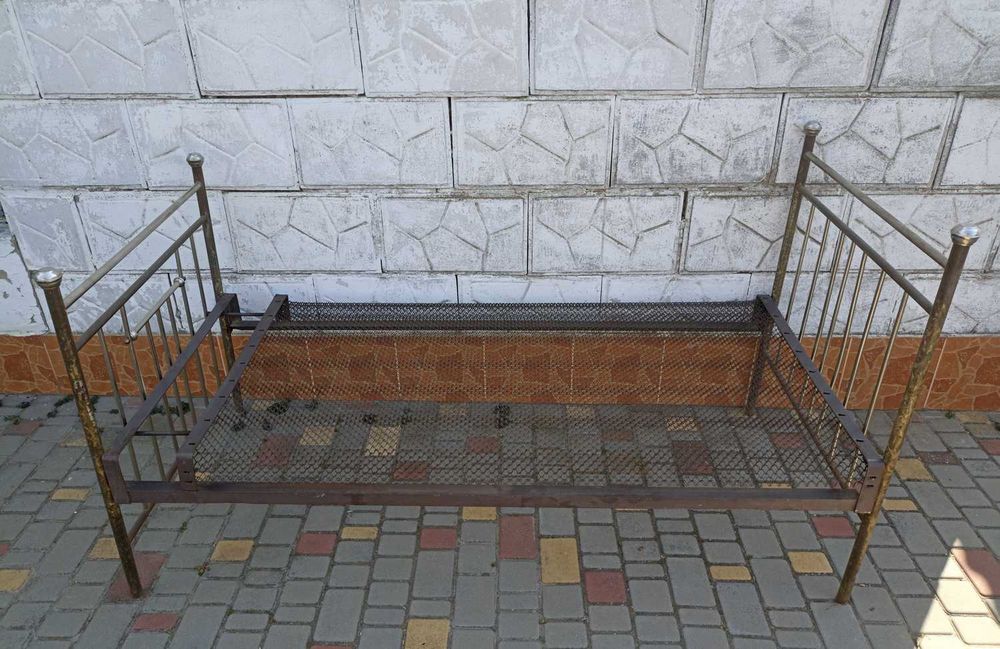 Кровать металлическая