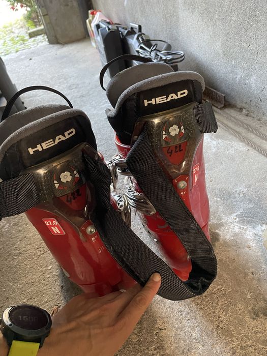 Esquis com botas e bastões