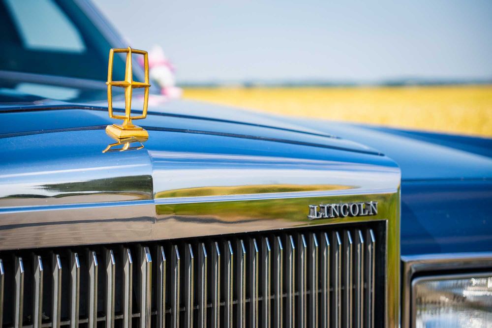 Niebieski Lincoln Town Car 5.0 V8 1984