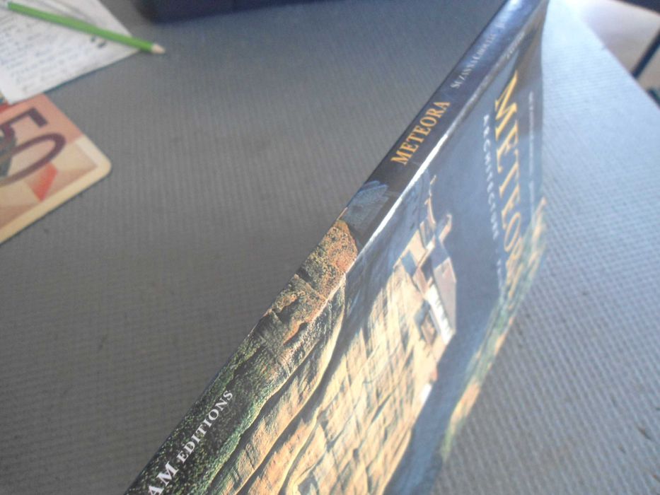 Meteora-Architecture-Painting de Suzanna Choulia e outra