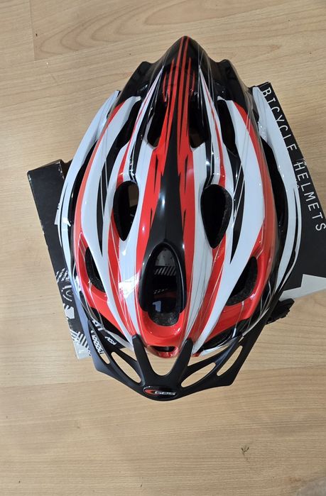 Capacete de ciclismo GES

- Cores: preto, branco e