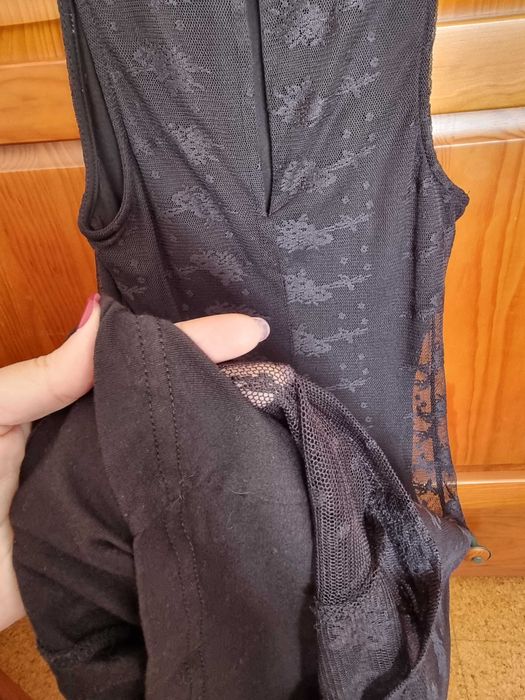 Vestido curto e justo preto com renda Zara, tamanho S
