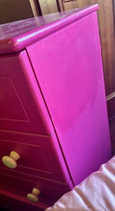 Comoda rosa com puxadores em ceramica
