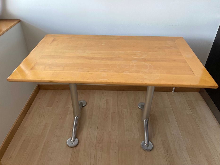 Mesa de cozinha em madeira