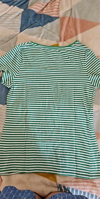 T-shirt verde com riscas brancas