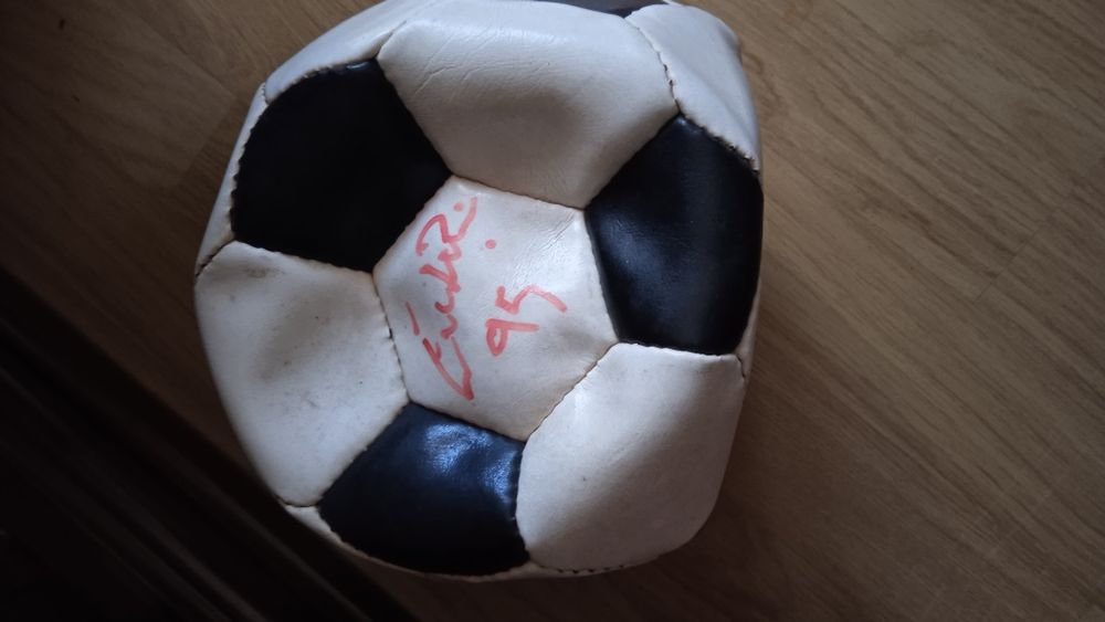 Bola autografada por Eusébio
