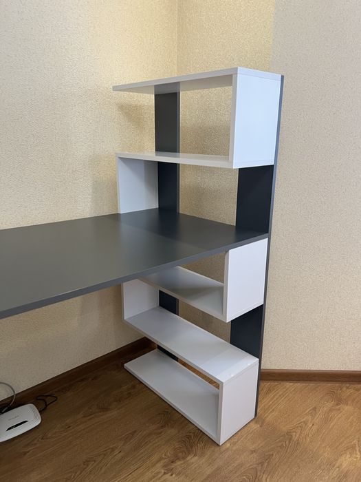 Стіл робочий.