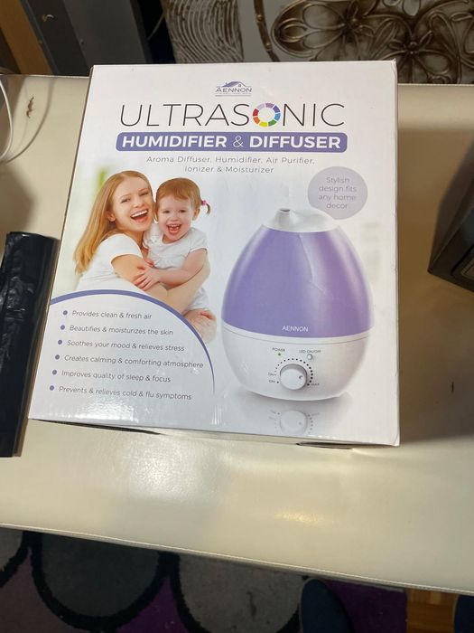 Espelho em pele preta sintética e outros itens para desocupar