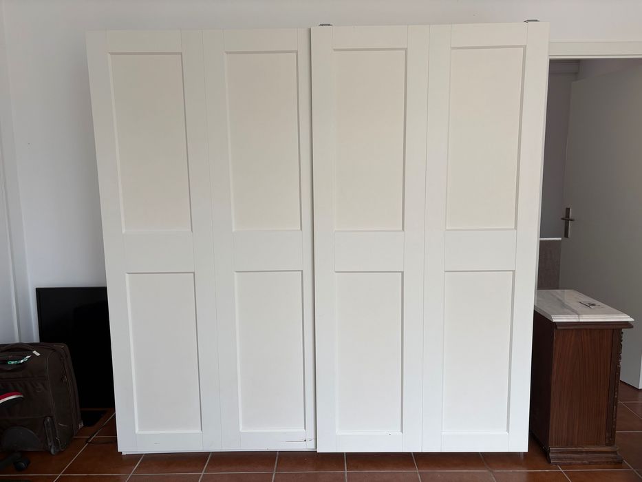 Roupeiro IKEA PAX com portas GRIMO brancas