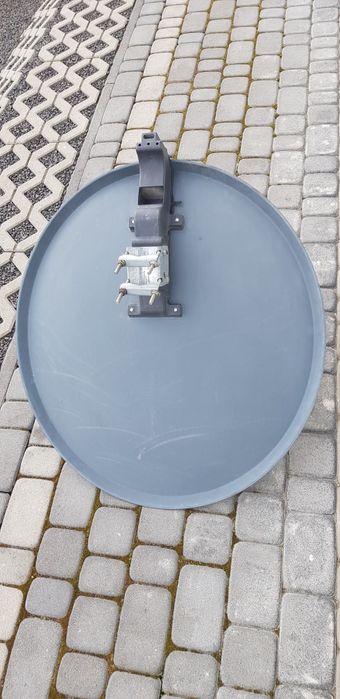 Antena satelitarna z uchwytem.