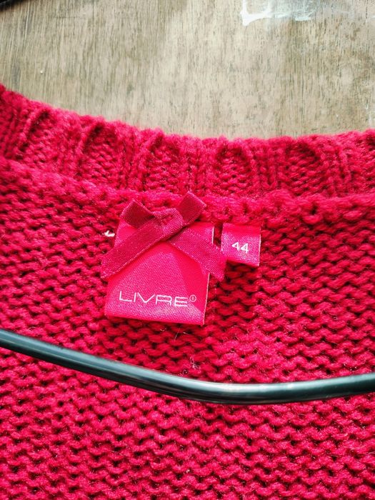 Czerwony sweter z domieszką wełny